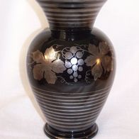 Alte Hyalithglas Vase mit handgemaltem Silberdekor - " Weinreben "