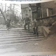 uraltes Offiziersfoto /2. Weltkrieg von 1944 / Deutsches Reich / Uniform/ Ruine ?