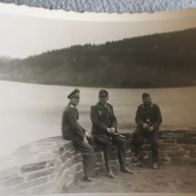 uraltes Offiziersfoto /2. Weltkrieg von 1944 / Deutsches Reich / Uniform/ am See ?