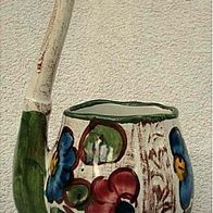 Ein kleiner Blumentopf in Pfeifenform aus Keramik mit Blumenmotiv