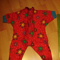 Puppen Kleidung Baby Born 40- 45 cm Strampler Overall rot Muster kuschelig NEU