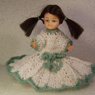 Ältere Blue-Box Kunststoff/ Kautschuk Puppe in handgestricktem Kleid