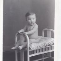 antiquarische Fotopostkarte von 1920 ? Motiv: Baby sitzend ! Deut. Reich