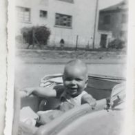 antiquarisches Foto von 1949 ! Motiv: Kleinkind im Wagen ! Mit Widmung & Datierung