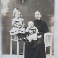 antiquarische Fotopostkarte von 1920 ? Motiv: Mutter m. 2 Kindern / Deut. Reich