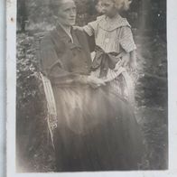 antiquarische Fotopostkarte von 1917 ? / Motiv: Grossmutter mit Enkelin / 1. WK