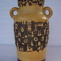 Gelb-Braune Keramik-Doppelhenkelvase mit tiefem Reliefdekor, 60ger * **