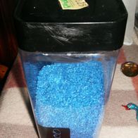 Dekostreu kleinkörniger Kunststoff- Kies , türkisblau unbenützer Rest; ca. 450 g WIRD