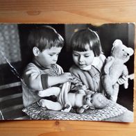 DDR-Ansichtskarte Kinder beim Puppenspielen Verl. Erhard Neubert KG Karl-Marx-Stadt