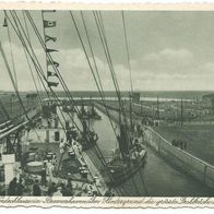 AK Bremerhaven, Die riesige Nordschleuse-Hintergrund die grösste Drehbrücke der Welt