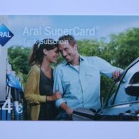 Aral SuperCard, Standardkarte: Paar beim Tanken, "44 €" (ohne Guthaben)