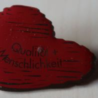Pin Qualität + Menschlichkeit ca. 3,5 x 2,5 cm