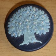 Brosche, Anstecknadel, rund, schwarz mit blauem Baum mit Blätter