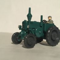 Wiking 1:87 Lanz Bulldog D 1506 patinagrün (1983) mit Fahrer; GK 880.13A