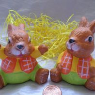 2 Osterhasen karierter Weste Osterdekoration Keramik / Ton ca. 5,5cm