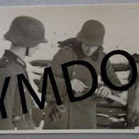 Foto Wehrmacht Grabenkämpfer Front Stielhandgranate wird zusammengebaut Wk 2