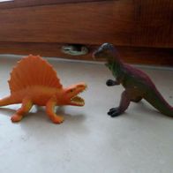 2 Dinosaurier Dinos Kunststoff 6 und 6,5cm hoch
