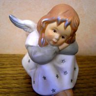 kleiner Goebel Engel " Weihnacht " sitzend, Porzellanfigur
