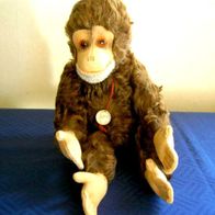 älterer Affe / Schimpanse mit Plakette "Hermann Teddy Original" Höhe ca. 27 cm