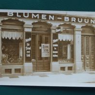 Karlsruhe i. B.: Geschäft Blumen - Bruun (Kreuzstr. 3), Foto-Ak um 1925