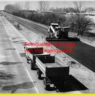Foto DDR Autobahnbaukombinat, Baukema Deckenfertiger, Lkw Skoda, Mercedes Kipper