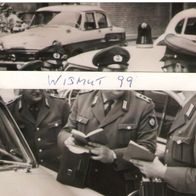 Volkspolizei-Foto DDR Oldtimer VEB IFA PKW Eisenach EMW 340 Wolga M 21 und Polizisten