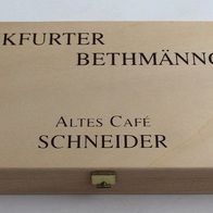 Frankfurter Bethmännchen. Altes Café Schneider kleine Holztruhe