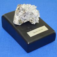 Quarz Pyrit auf einem Sockel - Nadelquarz, Bergkristall