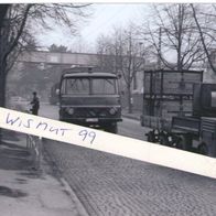 Volkspolizei-Foto DDR Oldtimer VEB IFA LKW Robur Multicar Straßenszene in Zwickau