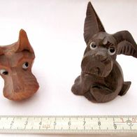2 schöne alte Miniaturen Holzkunst Schnitzereien Hund / Terrier mit Glasaugen