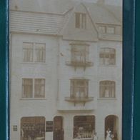 Meinerzhagen i. W., Schneider-Geschäft (Derschlager Str. 20), Foto-Ak um 1910