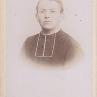 Heimatbeleg (293) CDV Kabinettfoto 6,5cm x 10,5cm E Jotte-Latouche Geistlicher Brest