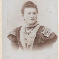 Heimatbeleg (267) CDV Kabinettfoto 6,5cm x 10,5cm Ernst Schröter Meissen Frau