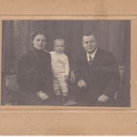 340) Kabinettfoto 16,5cm x 10,5cm Carl Huth Lüdenscheid Ehepaar mit Kleinkind