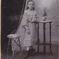 355) Kabinettfoto 16,5cm x 10,5cm August Donner Gelsenkirchen Mädchen neben Tisch