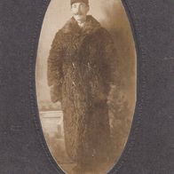 400) CDV Kabinettfoto Mann in fußlangem Fellmantel Pelzmantel Bärenfell mit Hut