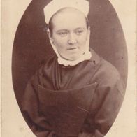 426) CDV Kabinettfoto 10,5 x 6,5cm Frau mit Haube Nurse Religieuse Emile Mage Brest