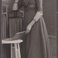 427) CDV Kabinettfoto 16,3 x 7,8cm Frau im langen Kleid Rudolf Neubauer Biellefeld