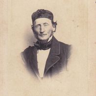 CDV Kabinettfoto Mann mit Brille Fliege dünn 1870er Rückseite unbedruckt 6,5cm x 10cm