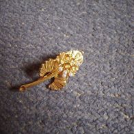 goldene Brosche Anstecknadel - weiße Perlen - Blatt Blume Neuw.