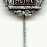 Anstecknadel : Staufen FFFF 1986 mit Laubkranz ---> frisch fromm fröhlich frei