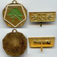 DDR Medaille Orden mit grünem Stahlhelm mit GST Spange