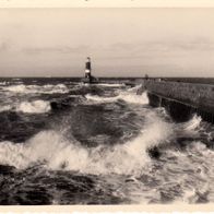 AK Rostock Warnemünde Leuchtturm bei rauher See s/ w - unbenutzt