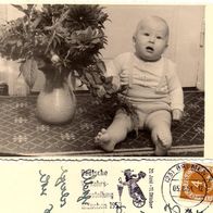 AK Baby / Kleines Kind mit Blumen von 1953 s/ w