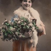 AK Foto Dame mit Blumenstrauß im Arm in Farbe - unbenutzt