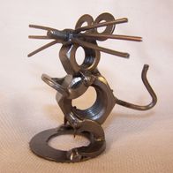 Maus-Figur aus zusammengescheissten Eisenteilen