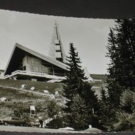 AK / Ansichtskarte : 7821 Feldberg (Hochschwarzwald) Neue Kirche ; Alte Autos