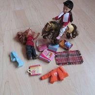 2 niedliche Miss Milly Puppen + Pferd und Zubehör (1114)