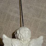 DT Engelfigur kleiner Engel sitzend denkend weiß mit Kartenhalter ca. 5,5H x6,2x4