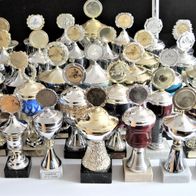 80 gewonnene Pokale Cups Henkelpokale versch. Größen Farben Formen, viele mit Deckel
